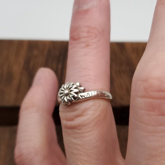 Size 5.5 925 Sterling Silver Love Waits Flower Ring - Picture 4 of 8